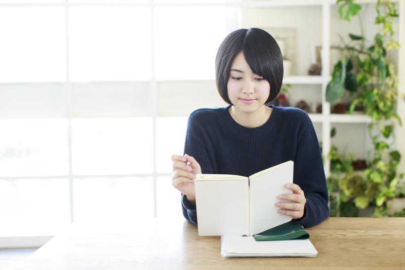 面接の準備をする看護師