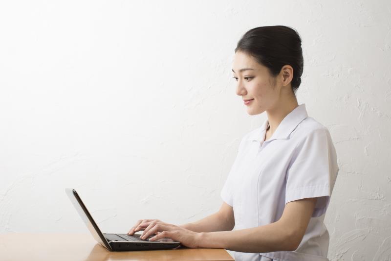 夜勤ありの常勤で働く看護師